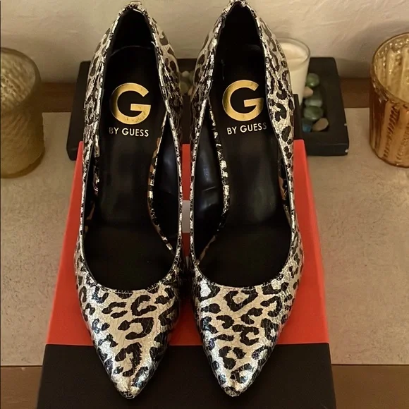 Leopard print Gold colored pumps by Guess in size 6! - Picture 4 of 10